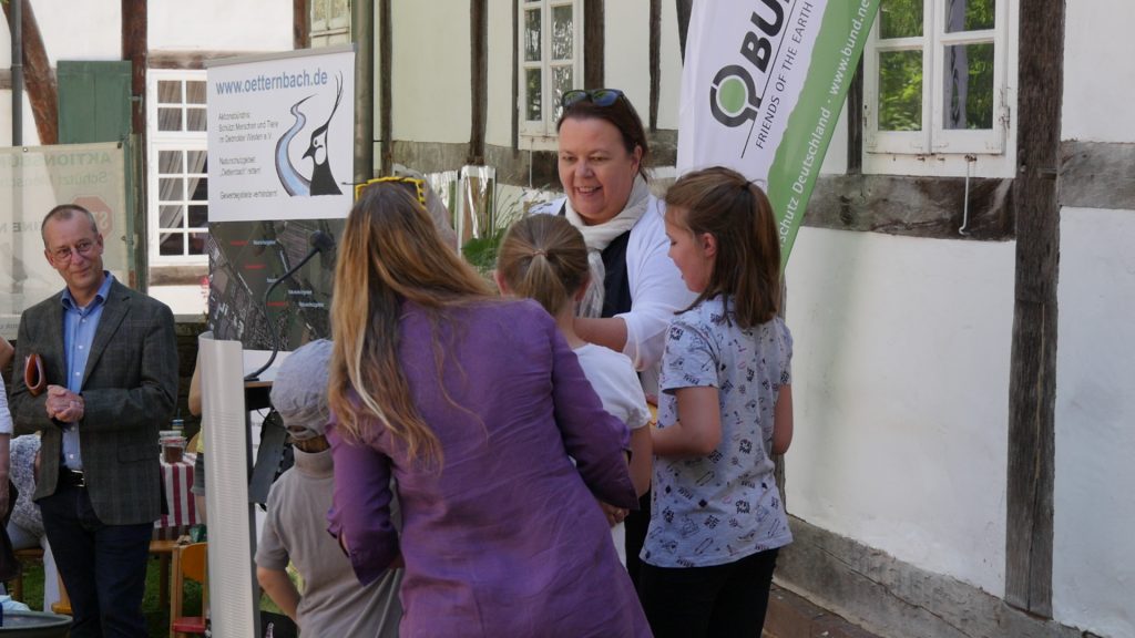 Umweltministerin Heinen-Esser eröffnete die Bodenaktionswoche und erhielt von einigen Kindern Geschenkefür ihr Kommen 